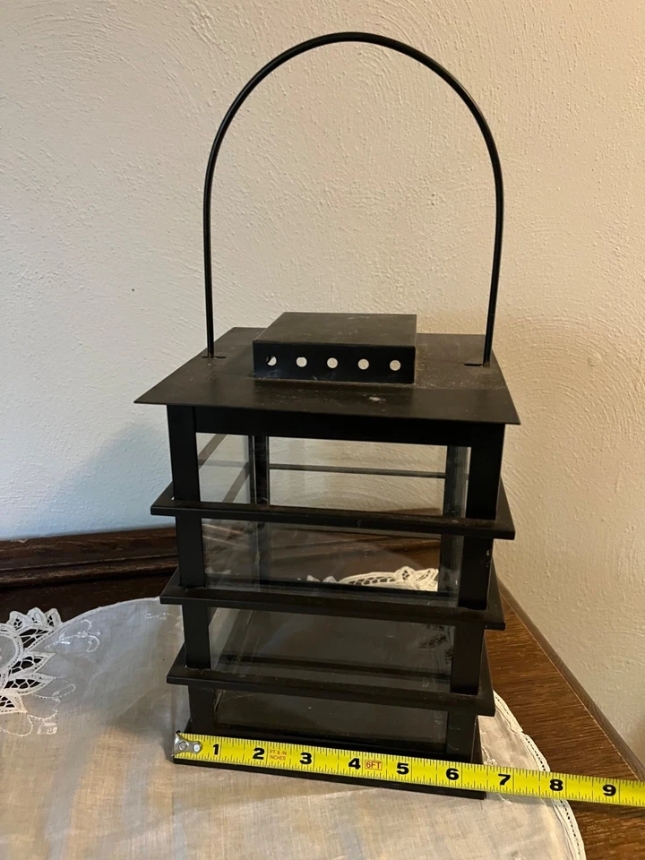 Linterna de metal negro y vidrio Foto 2 de 3