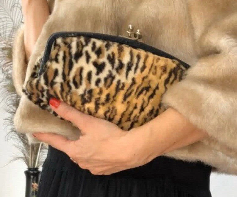 Bolso sin asas vintage francés años 60 imitación estampado leopardo forro marrón satinado Foto 2 de 4