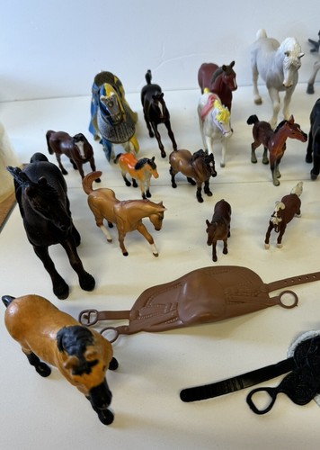 Rear Lot Of 30 Vintage & Modern Toy Plastic Horses- All Brands Great Collection - Picture 4 of 21