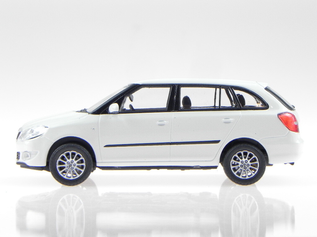 Skoda Fabia 2 Combi 2010 New Logo white diecast model car