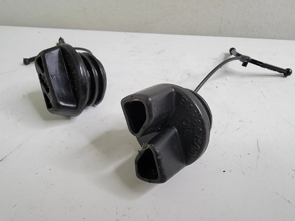 Poulan Pro 295 Chainsaw Gas Cap Oil Cap OEM Used Screw In Plastic Plugs Foto 2 de 4