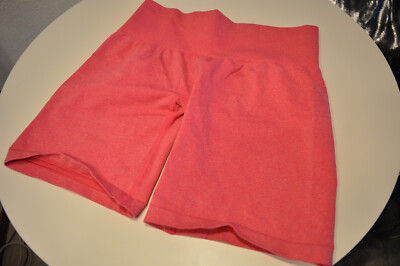 Hübsche pinke Seamless Fitness Shorts von NVGTN 38