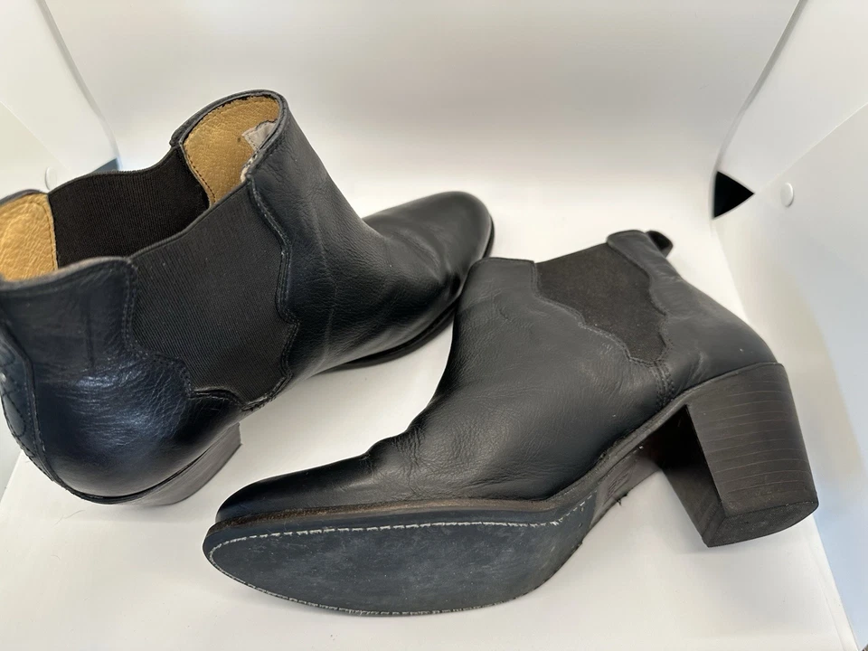 Frye Women’s Western Chelsea Ankle Heeled Bootie Size 10 Black - Image 3 of 4