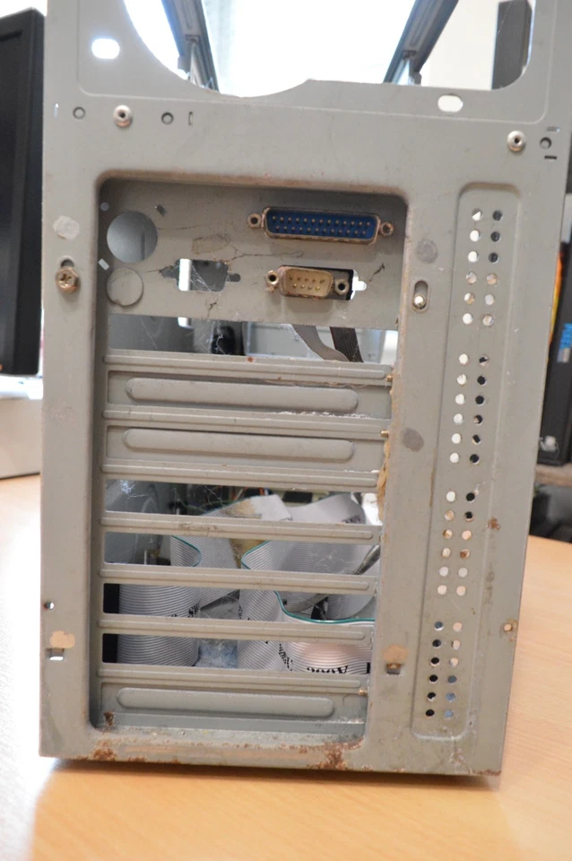 Retro Vintage 90's 00's Beige AT PC Computer Case - AT w/ Turbo Display - Image 3 of 4