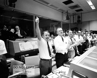 MISSION CONTROL CELEBRATES AFTER APOLLO 13 SPLASHDOWN - 8X10 NASA PHOTO (EP-239)