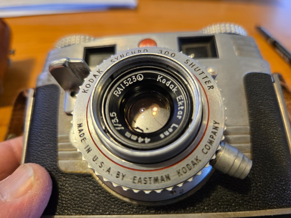 Kodak Synchro 300 フィルムカメラ Vintage KODAK Synchro 300 Shutter Signet 35 Made In USA by