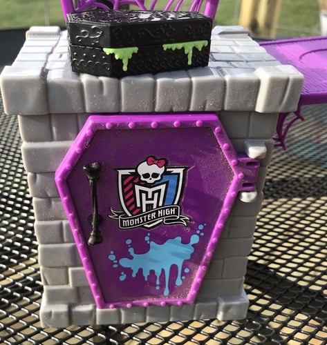 Monster High DeadLuxe High Juego de Escuela Secundaria Armario Estantes Fiambrera Muebles - Imagen 4 de 5