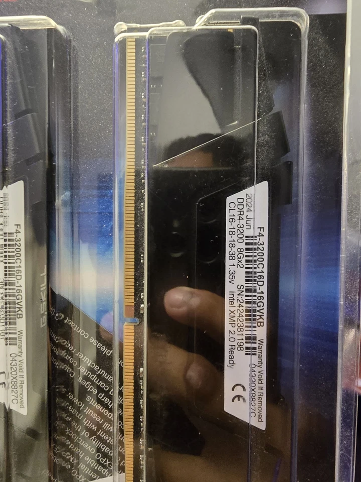 G.SKILL Ripjaws V Series 16GB 288-Pin SDRAM DDR4 3200 (PC4 25600) Desktop Memory - Image 3 of 4