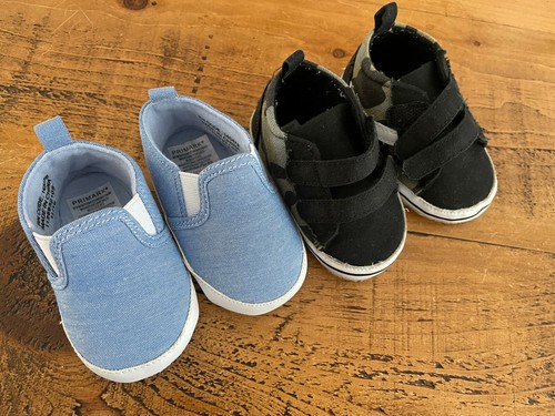 Bebé Niño 6-9 meses Primark 2 pares Pram Zapatos pre-Walkers Azul Camo  combinar | eBay