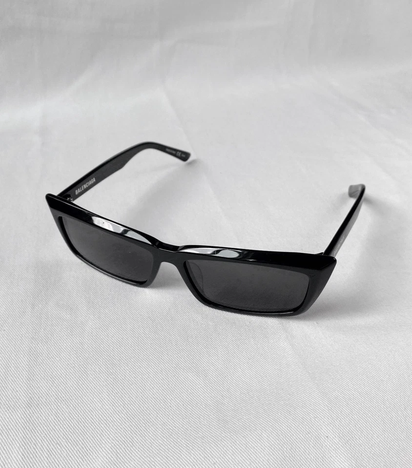 Очки солнцезащитные женские Balenciaga черные BB0047S 001, 150 мм как новые без видимых недостатков - Изображение 3 из 4