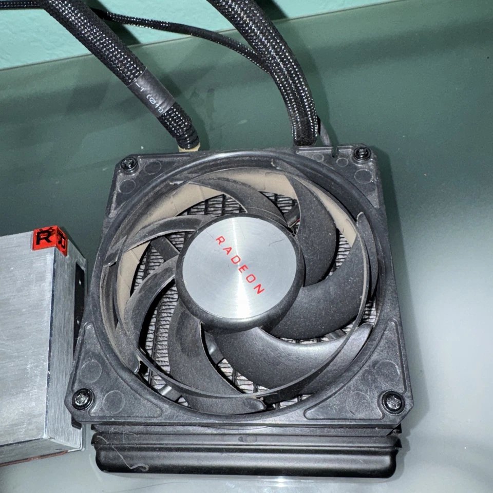 Pair Gigabyte Radeon Vega RX 64 LC Liquid Cooled Edition (GV-RXVEGA64X W-8GD-B) - Image 4 of 4