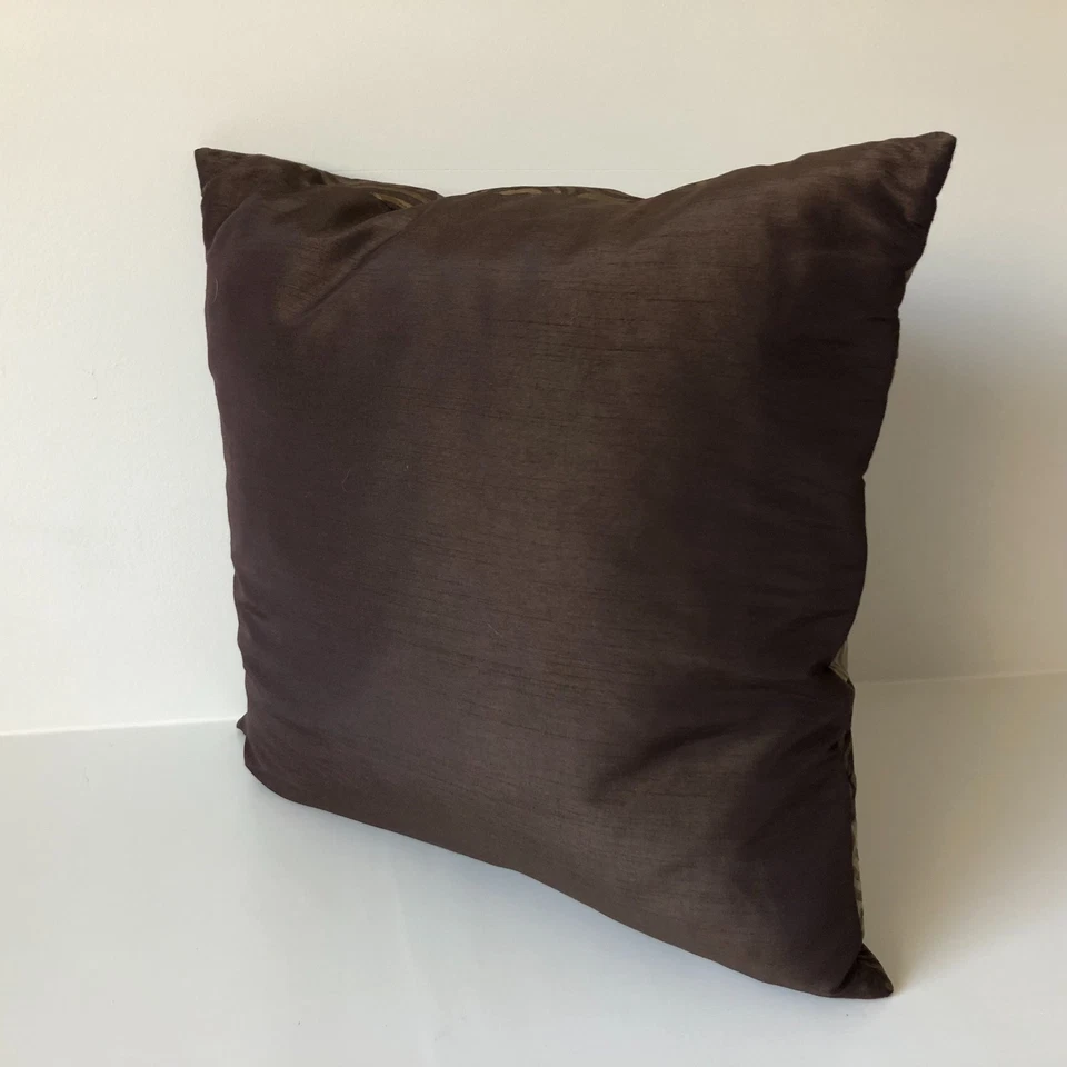 Pier 1 Imports Almohada Decorativa Marrón con Estampado Dorado 16" Cuadrado Tela plisada Foto 3 de 4