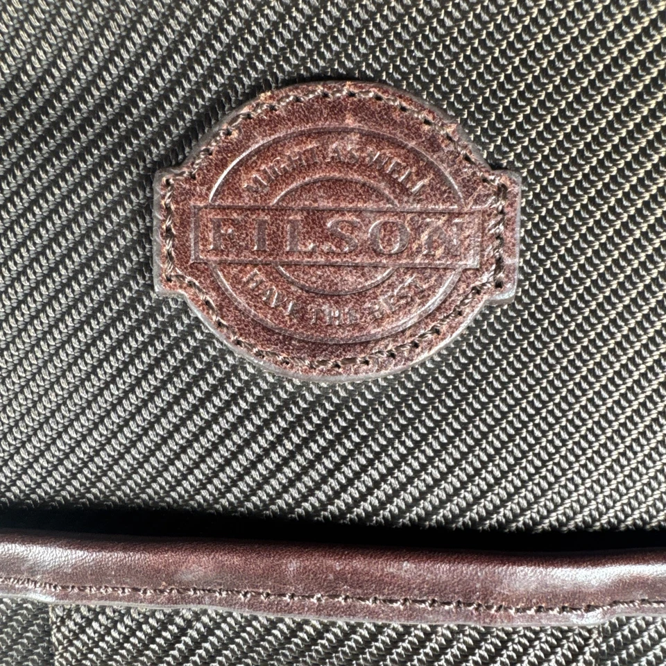 Bolso de Trabajo Bandolera Acolchado Filson Único con Dos Compartimentos con Cremallera Correa Ajustable Foto 2 de 4