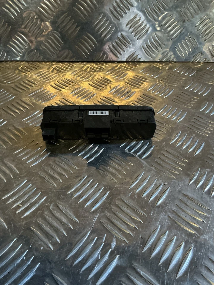 Interruptor de cerradura de puerta de advertencia de peligro Seat Ibiza 6J entrada auxiliar 6J0927137B NÚMEROS COINCIDENTES. Foto 2 de 4