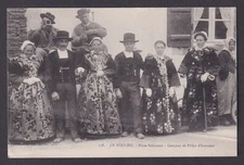 Postcard, National costume, France Le Pouldu, Groomsmen and Maids