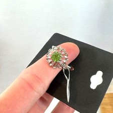 Silvertone Daisy Flower Ring size 8 Green Crystal Center
