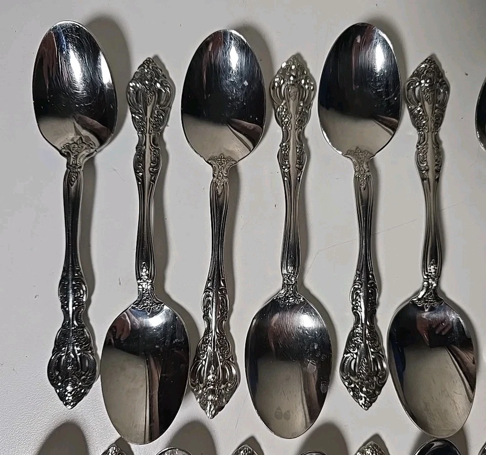 Juego incompleto de 52 piezas de cubiertos florales perforados de acero inoxidable Oneida BRAHMS Foto 2 de 4