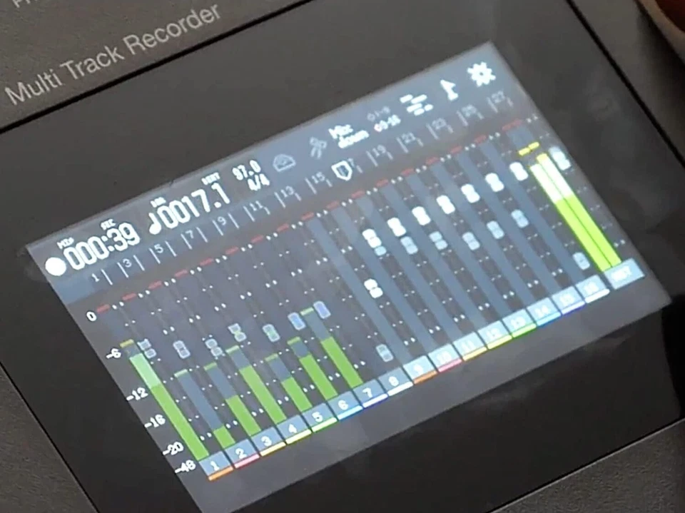 ZOOM R20 Superior Multi-Track Recorder USB Audio Interface Full color LCD New - Image 2 of 4