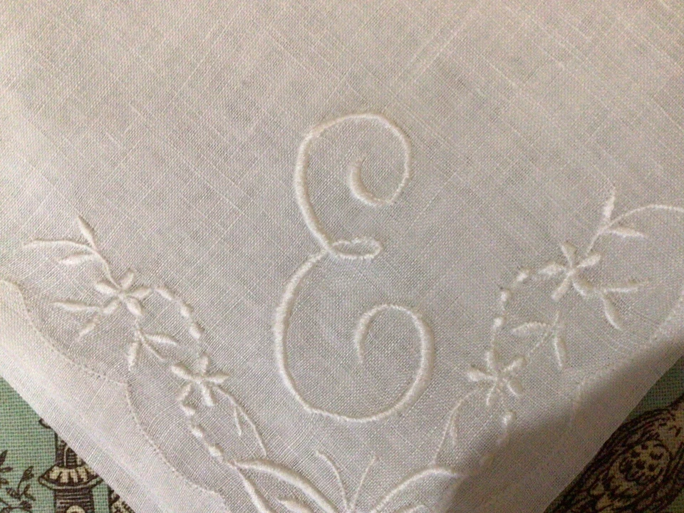 MADEIRA 2 Pañuelos Bordados y Monograma “E” Talla 11” y 14” HERMOSOS Y VINTAGE Foto 4 de 4