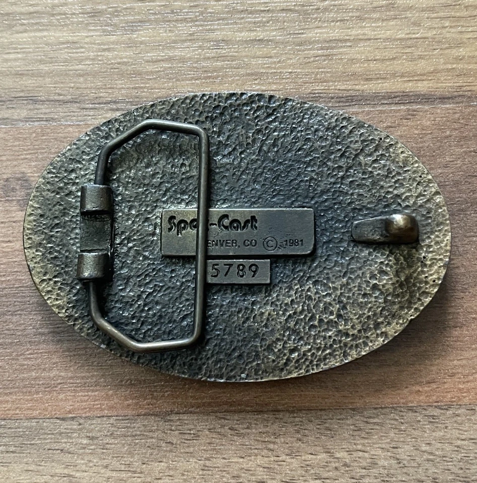 "Hebilla de cinturón de petróleo crudo 1981 vintage de latón macizo Spec Cast/Denver Co. #5789" Foto 3 de 4