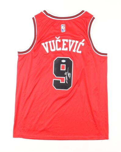 Camiseta deportiva firmada por Nikola Vucevic de los Chicago Bulls (PSA de autenticidad) 2x NBA All Star Center - Imagen 1 de 6
