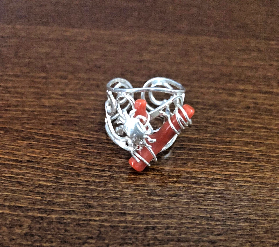Anello "tribale" in argento 925 con rametto "imprigionato" di vero corallo rosso - Immagine 2 di 4