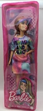 Mattel - Barbie FASHIONISTAS DOLL #159 (Femme and Fierce Tie-Dye Shirt Dress)