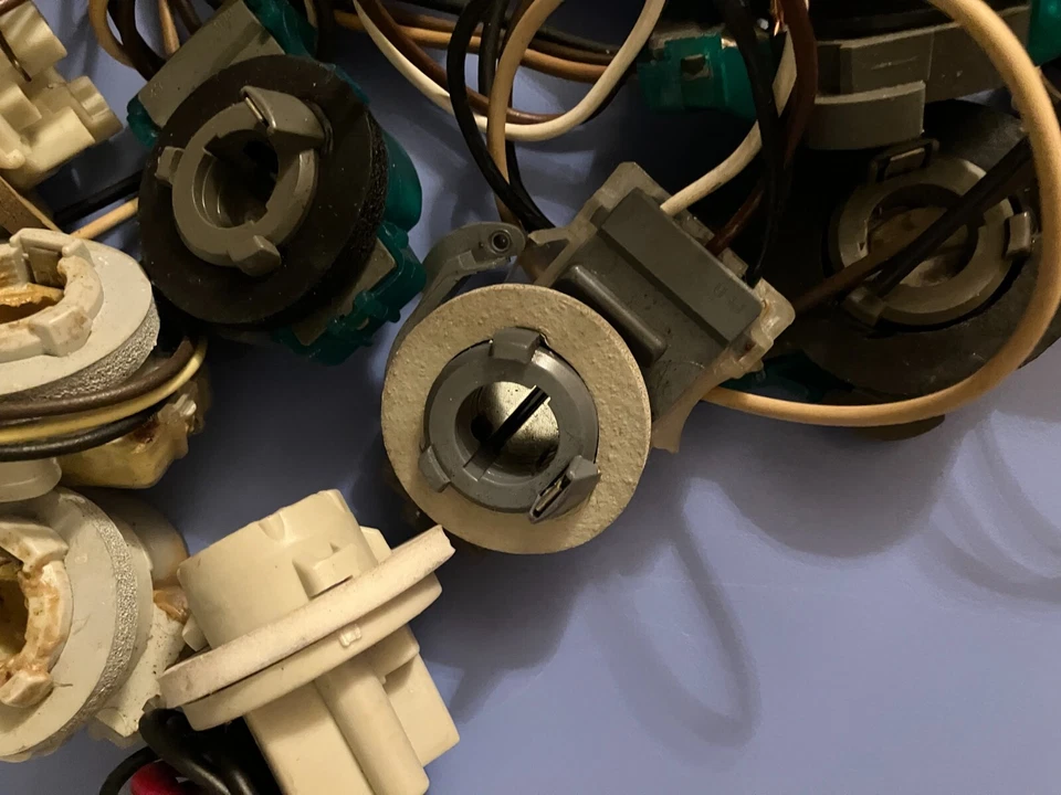 16 PCS ASSORTMENT LIGHT SOCKETS - Image 3 of 4