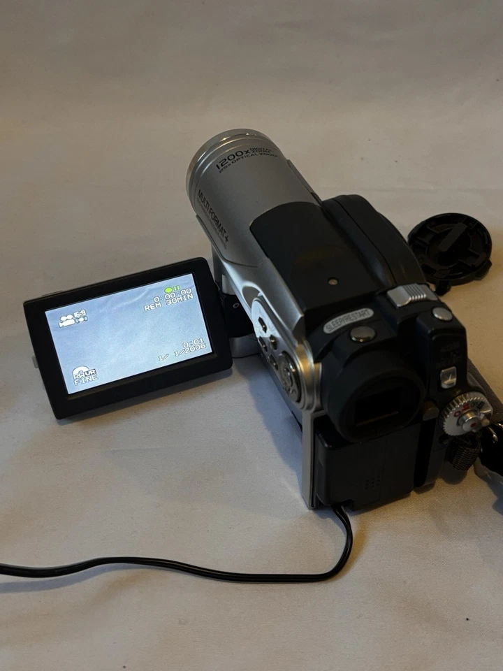 Hitachi DZ-BX35E DVD Camcorder Boxed With All Accessories NEEDS NEW BATTERY - Image 3 of 4