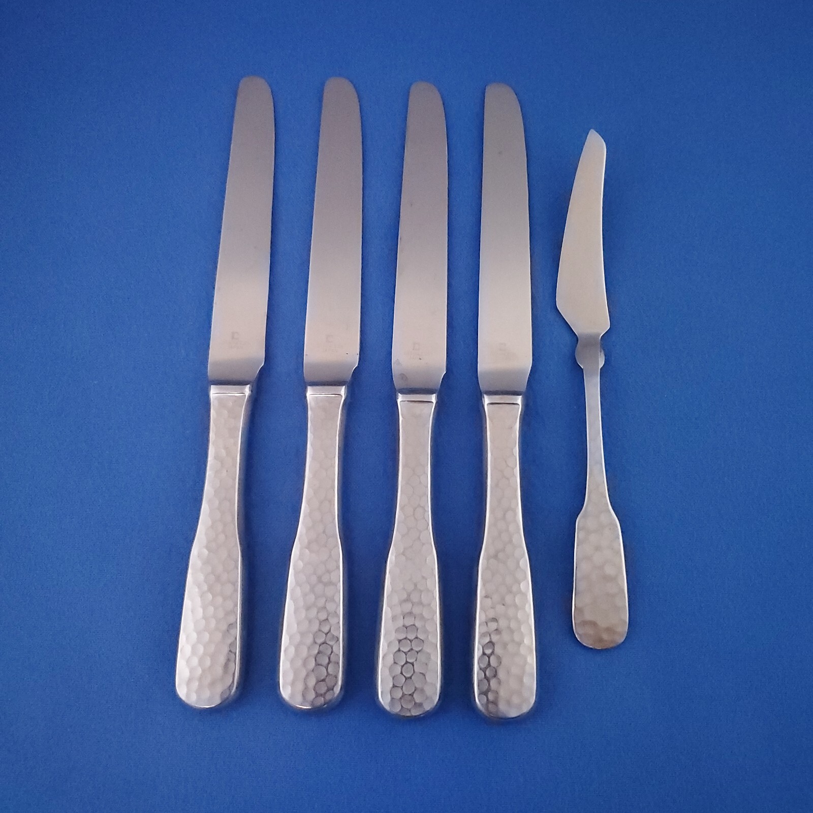 Lifetime Cutlery LCU49 Set with 4 Dinner Knives and Butter Knife Satin Hammered Finish