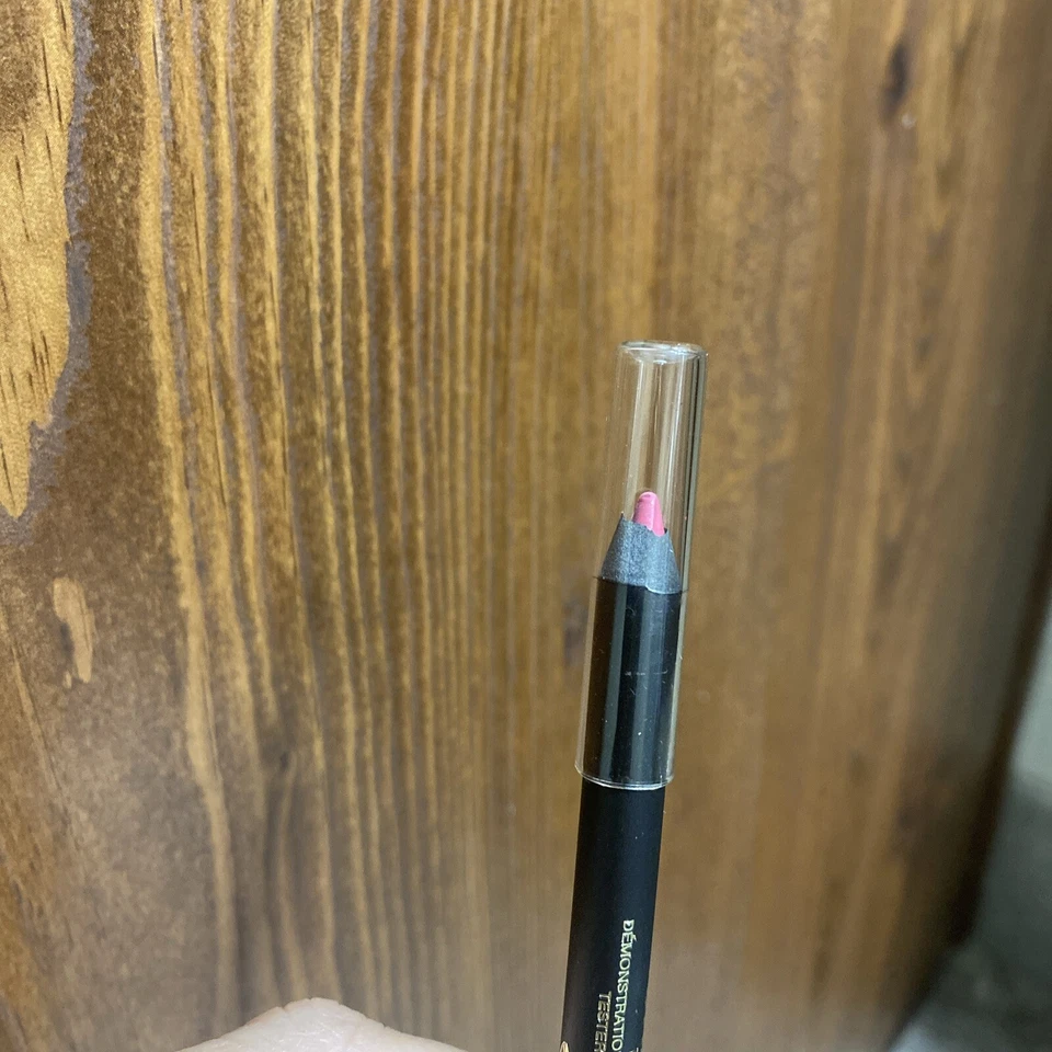 Chanel Paris Le Crayon Lévres Precisión Definidor de Labios Lápiz Labial Rubelita (Leer) Foto 3 de 4