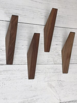 Wandgarderobenhaken aus massivem Holz dreieckig NUSSBAUM. Minimalistisch im skandinavischen Stil
