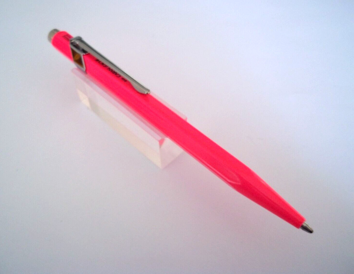 Stylo bille Caran d'Ache 849 rose haut de gamme pour écriture fluide