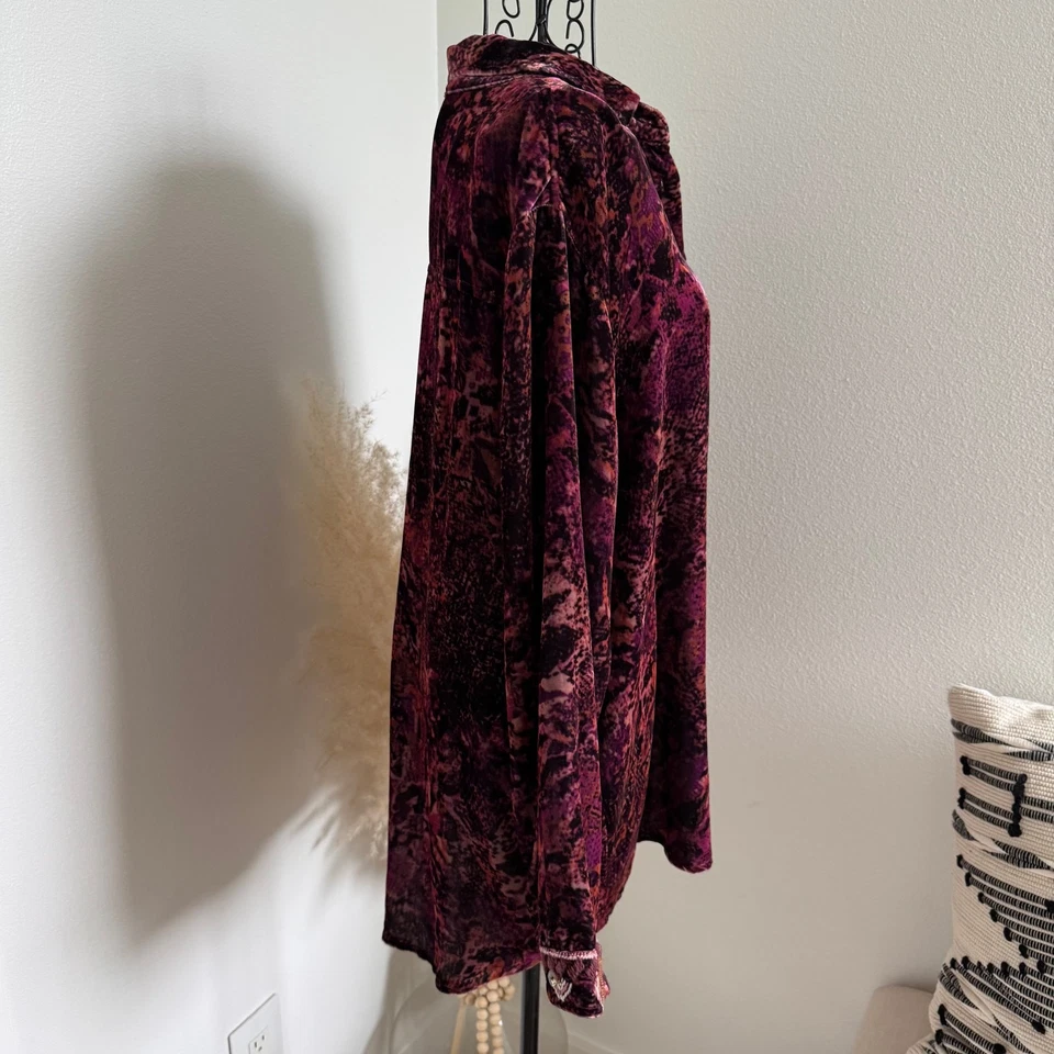 Blusa Top Johnny Was Borgoña Terciopelo Estampado Serpiente Abotonada Mediana Foto 2 de 4