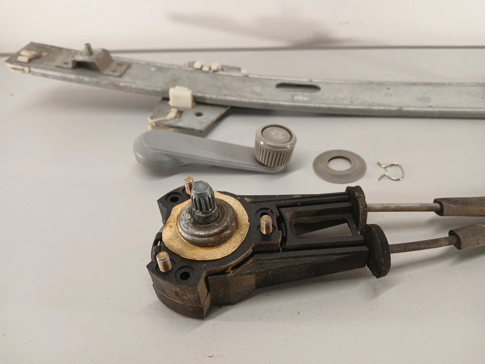 1987-1993 MAZDA B2000 B2200 B2600 PICKUP LH Left Front Door Window Regulator OEM - Image 2 of 4