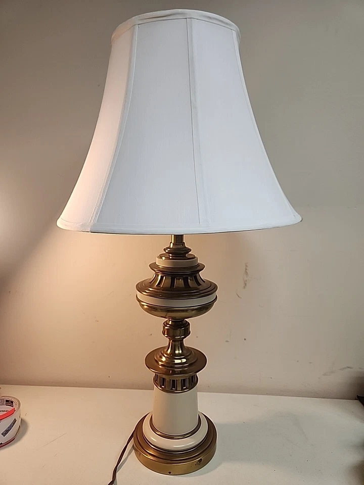 Lámpara OVNI neoclásica medieval cruzada rígida de latón de mediados de siglo de colección Foto 2 de 4