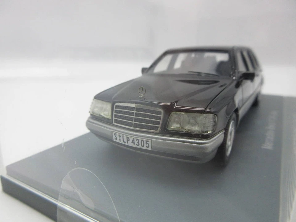 NEO 1/43 Mercedes-Benz E250 Diesel V124 Lang Sedan Limousine Black Diecast Model - Image 2 of 4