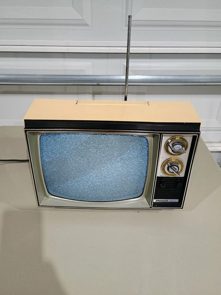Televisión Philco Predicta, un televisor CRT en blanco y negro de finales de los años 50 Foto 2 de 4
