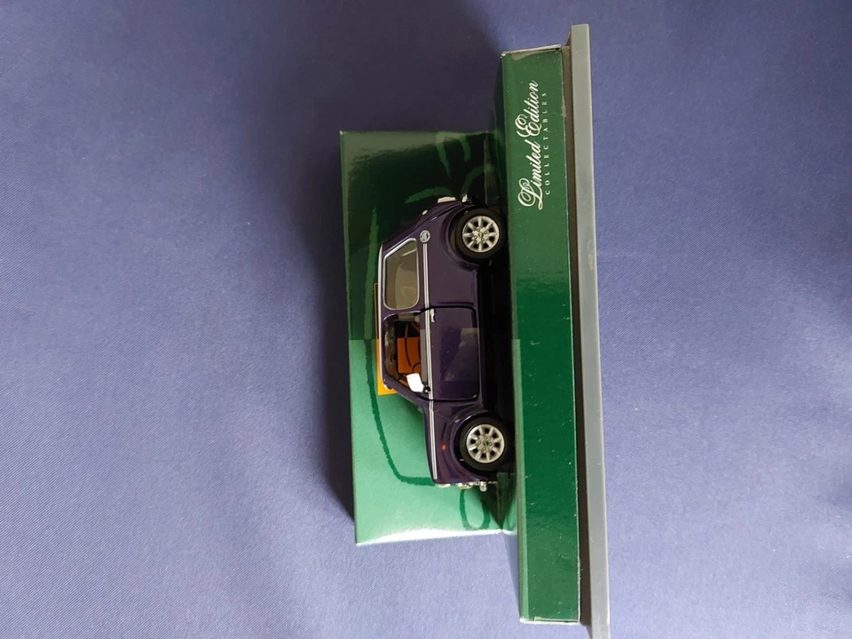 Corgi Mini 40 in Amaranth/white - Image 3 of 3