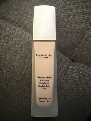Elizabeth Arden Flawless Finish Skincaring Foundation with Hyaluronic Acid, 260N