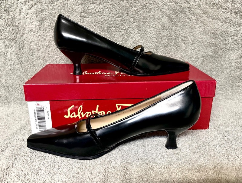 Vintage Salvatore Ferragamo AXIA Black leather pumps size 6.5 New-never worn