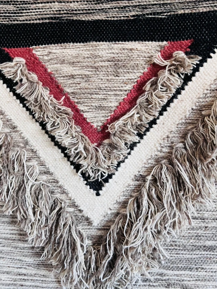 Decoración colgante de pared grande de lana tejida a mano con diseño geométrico y detalles de flecos Foto 3 de 4