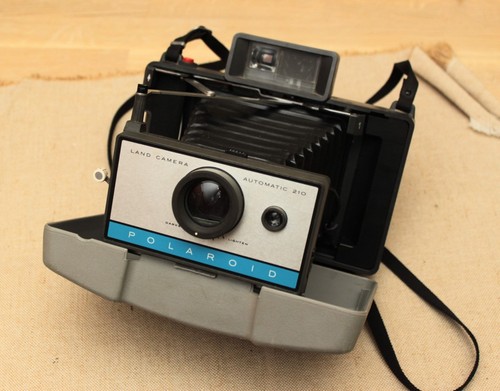 POLAROID 210 vintage LAND camera