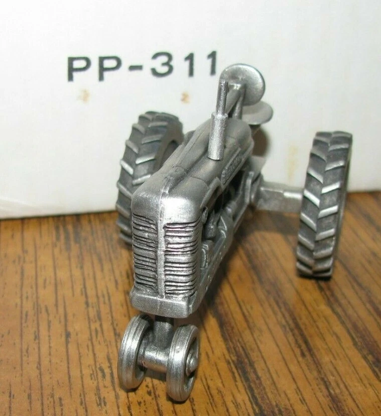 Cosechadora IH Farmall M tractor juguete de peltre 1:43 especificación fundido coleccionable edición larga años 90 Foto 4 de 4