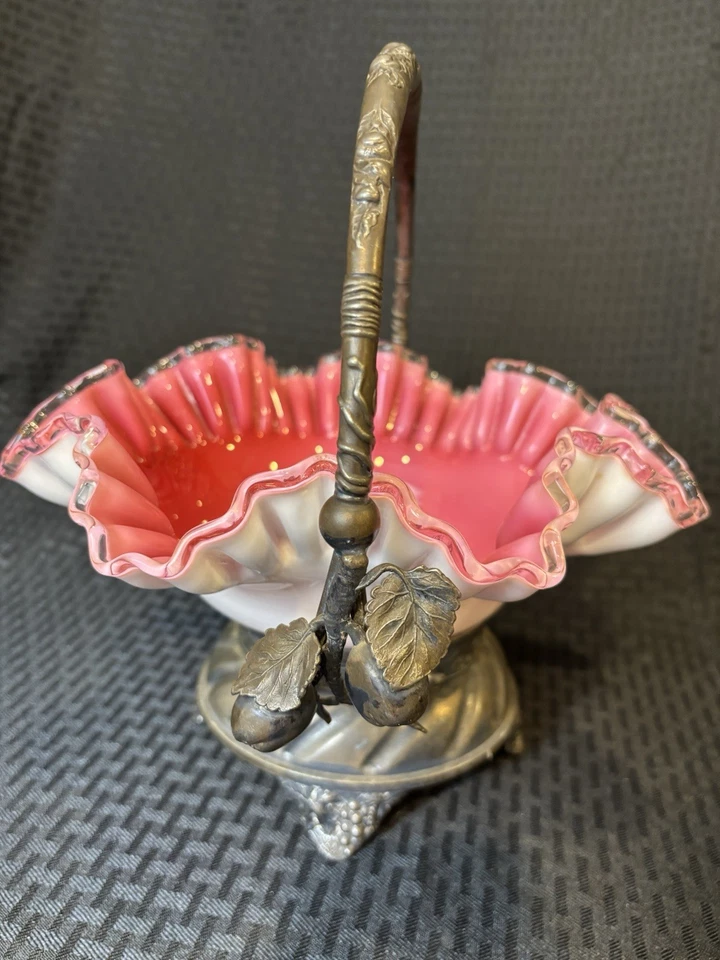 Victorian Brides Metal Frutas Soporte Ornado y Volantes Cuenco de Vidrio Rosa y Blanco Foto 2 de 4