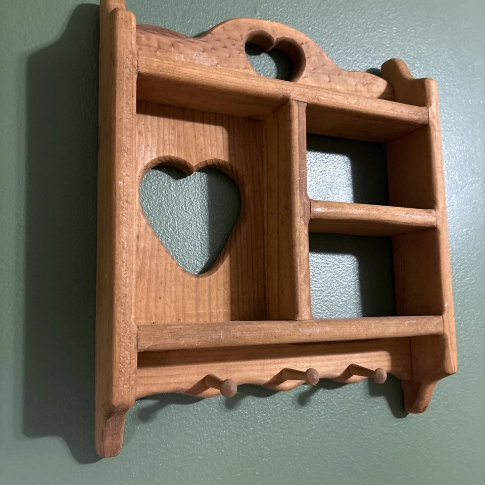 Estante de pared de madera vintage Heart Knick Knack baratija 3 ganchos Cottagecore Foto 3 de 4