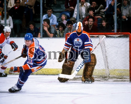 Edmonton Oilers Goalie Grant Fuhr and Mark Messier Game Action  8 X 10  Photo