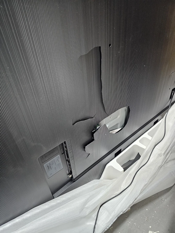 SAMSUNG UN98DU9000 98 Inch 4K UHD Crystal HDR Smart TV (2024) - UN98DU9000FXZA - Image 2 of 4