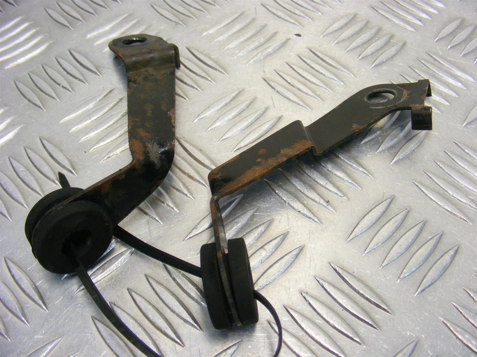 Triumph Tiger 955 Radiator Lower Mounts 2001 to 2006 955 T709EN A778 - Image 2 of 4