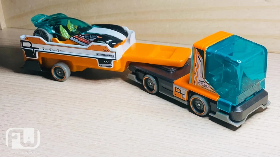 Hot Wheels Districk Transport Super Rigs Camion con Auto in scala 1:64  - Immagine 3 di 3